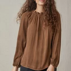 Bella Dahl Raglan Sleeve Shirred Neck Top In Holden Topaz