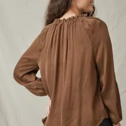 Bella Dahl Raglan Sleeve Shirred Neck Top In Holden Topaz