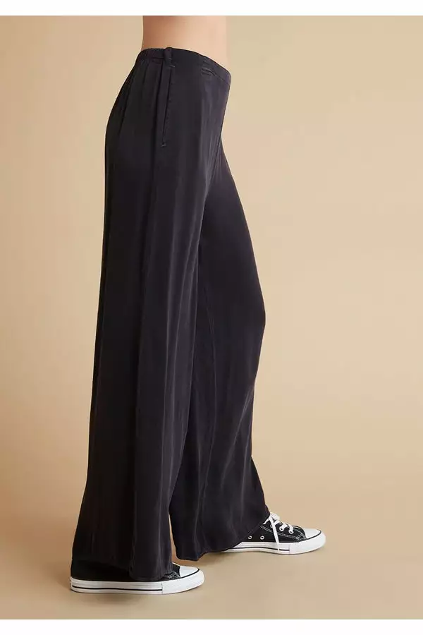 Bella Dahl Sustainable High Waist Flowy Pant In Black 3 Bella Dahl Sustainable High Waist Flowy Pant In Black