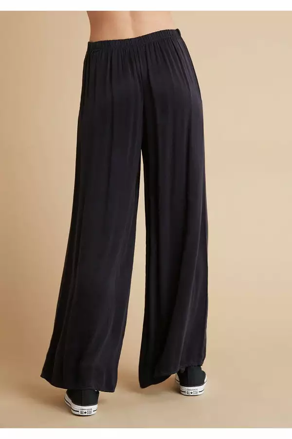 Bella Dahl Sustainable High Waist Flowy Pant In Black 2 Bella Dahl Sustainable High Waist Flowy Pant In Black